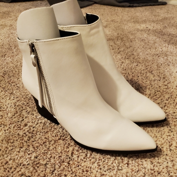 *SOLD* Sz 6 white booties - Picture 3 of 4